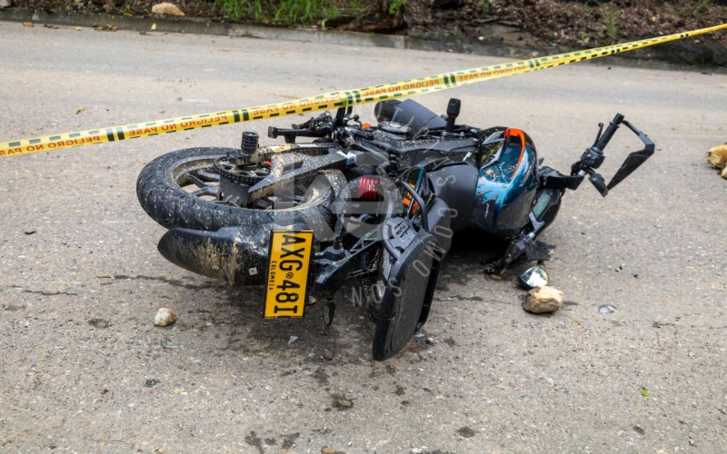 Identifican a motociclista fallecido tras desprendimiento de roca en la vía San Vicente