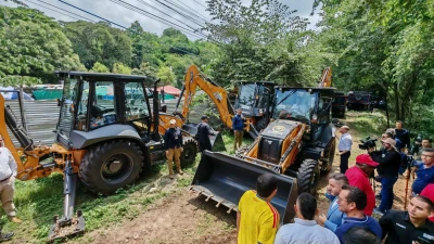Después de 10 años, llegan nuevas máquinas para mejorar vías rurales de Santander