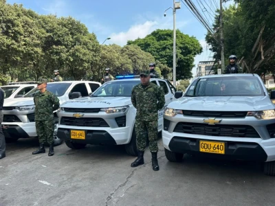 Entregan camionetas, motos y chalecos antibalas al Ejército y la Policía, en Bucaramanga