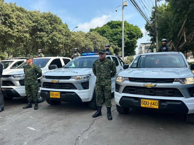 Entregan camionetas, motos y chalecos antibalas al Ejército y la Policía, en Bucaramanga