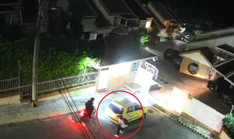 Video: Vigilante de un conjunto en Bucaramanga se enfrentó a tiros con dos atracadores