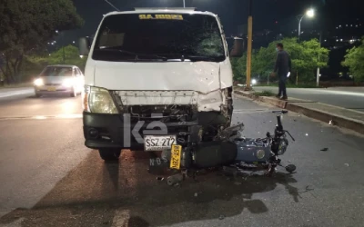 Intentó recoger una gorra, pero terminó arrollado por un bus escolar en Girón