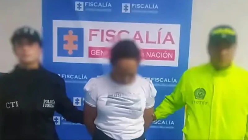 Mujer le quemó las manos a su hija de 4 años por agarrar un billete que no era de ella