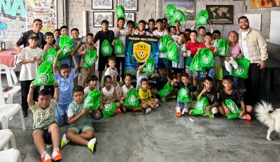 Capitán Kit entregó 40 zapatillas para los niños de Mamá Dioselina en el norte de Bucaramanga