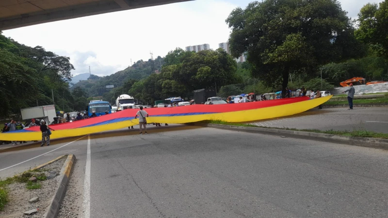 Caos en Bucaramanga por protestas: Autopista a Piedecuesta tiene bloqueos parciales