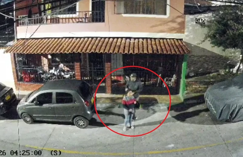 Video: Pareja aprovecha vehículos parqueados en las vías para robarlos en Floridablanca