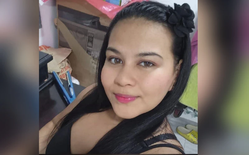 Pareja llegaba a casa y fue sorprendida por sicarios: ella murió, él está grave