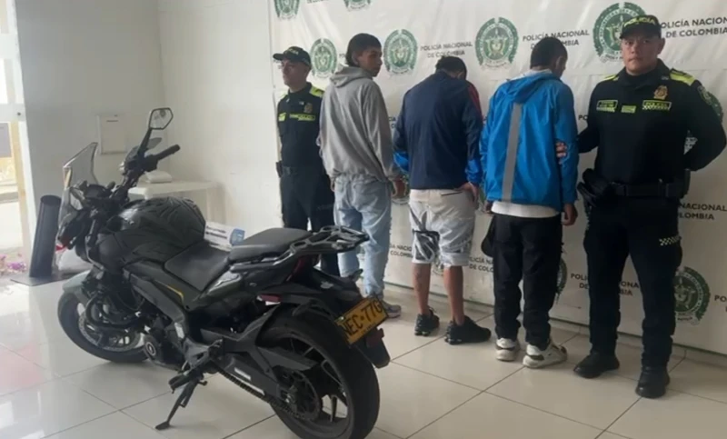 Tres capturados tras robo de motocicleta en Bucaramanga