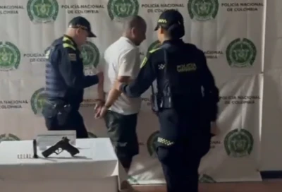 En una absurda pelea en la Autopista a Piedecuesta, le apuntó a un motociclista con un arma