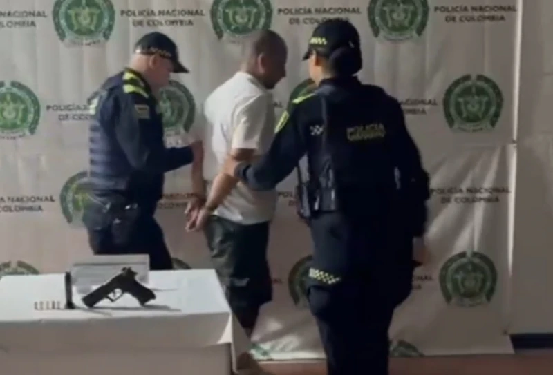 En una absurda pelea en la Autopista a Piedecuesta, le apuntó a un motociclista con un arma