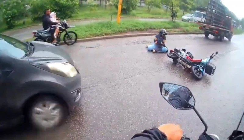 Una imprudencia en una moto eléctrica casi ocasiona un accidente fatal en Girón