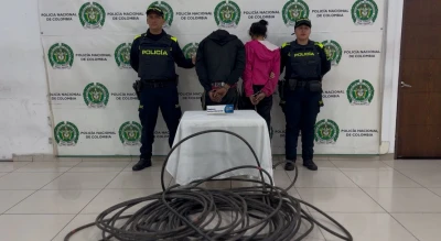 Caen dos bandidos robando cable usado para los semáforos de Bucaramanga
