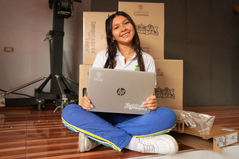 Entregan 265 computadores a cuatro colegios de Bucaramanga