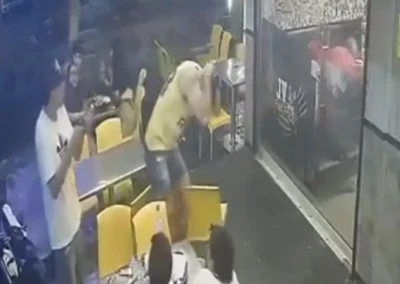 Video: Le dispararon por robarle una cadena mientras comía en un restaurante