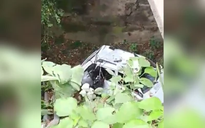 Dos heridos dejó accidente de carro que cayó debajo de un puente en Bucaramanga