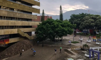 ¡Terror en la UIS! Estudiante lucha por su vida tras ser atacado con químicos en un baño