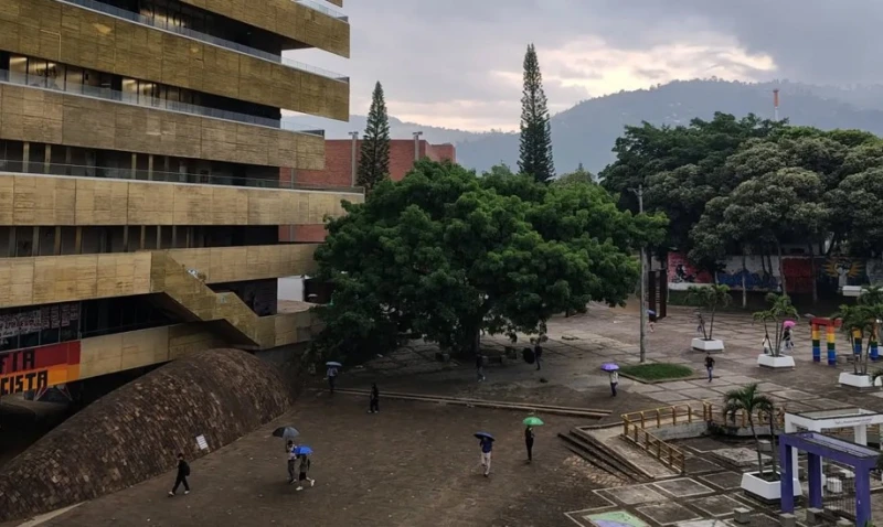 ¡Terror en la UIS! Estudiante lucha por su vida tras ser atacado con químicos en un baño
