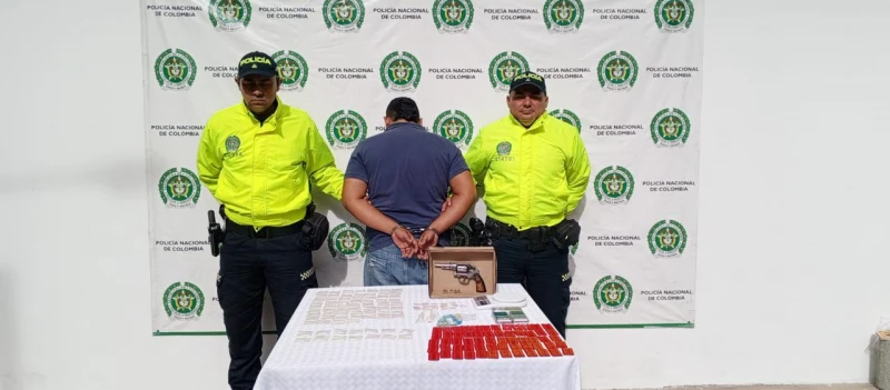 Un arma, droga y dinero: capturaron a traficante en Santander