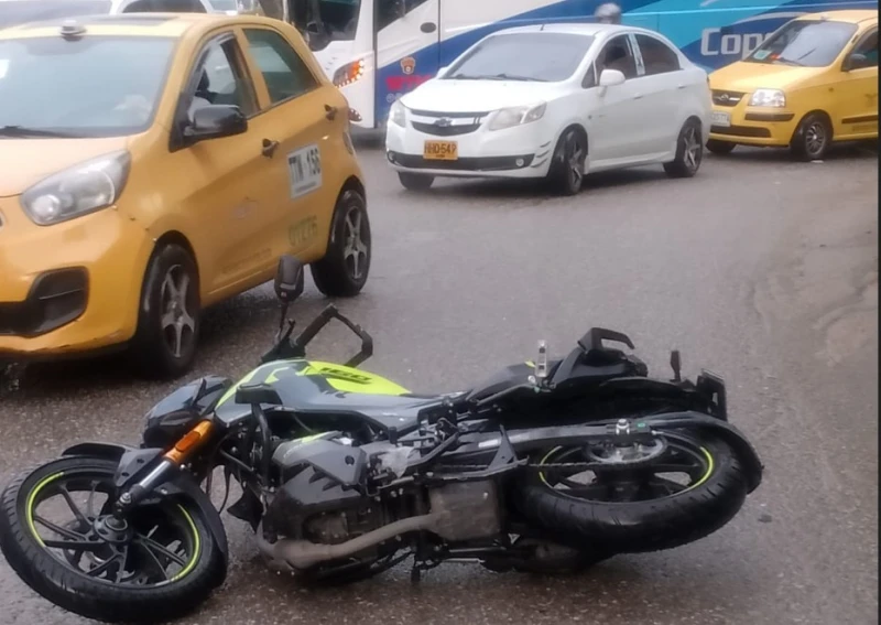 Motociclista lucha por su vida tras sufrir grave accidente en la vía Bucaramanga - Girón