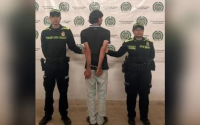 Le dio un golpe a su esposa embarazada en el abdomen: casi lo linchan