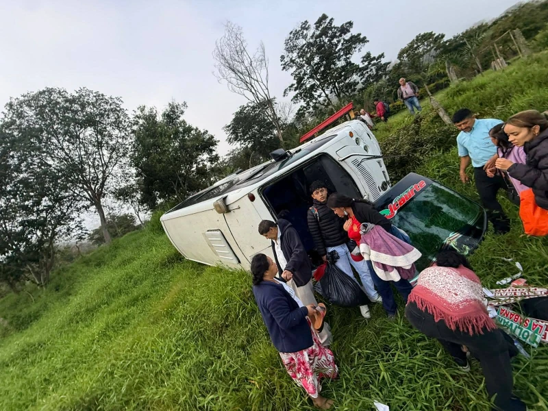 Accidente de buseta en el sur de Santander dejó 14 personas heridas
