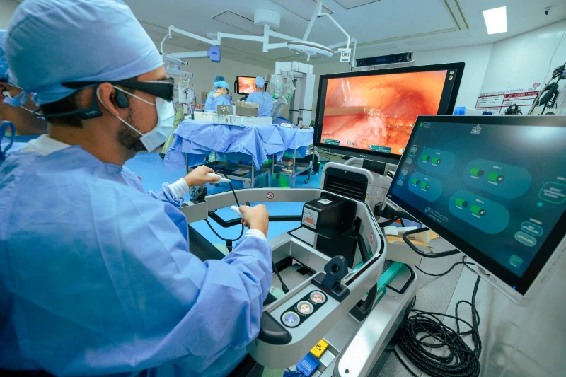 El robot que revoluciona los quirófanos en Bucaramanga: inician cirugías con Mantra 3