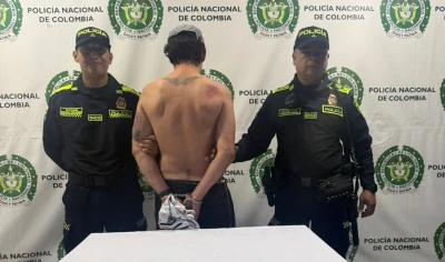Un sujeto enfurecido arremetió contra un carro: lo capturaron en Bucaramanga