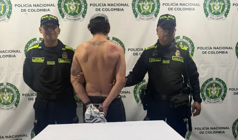 Un sujeto enfurecido arremetió contra un carro: lo capturaron en Bucaramanga