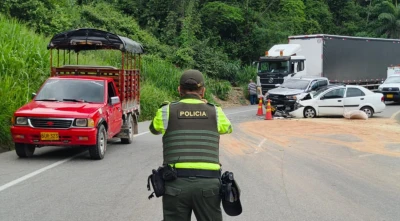 Aparatoso accidente en la vía al peaje del aeropuerto: tres vehículos involucrados