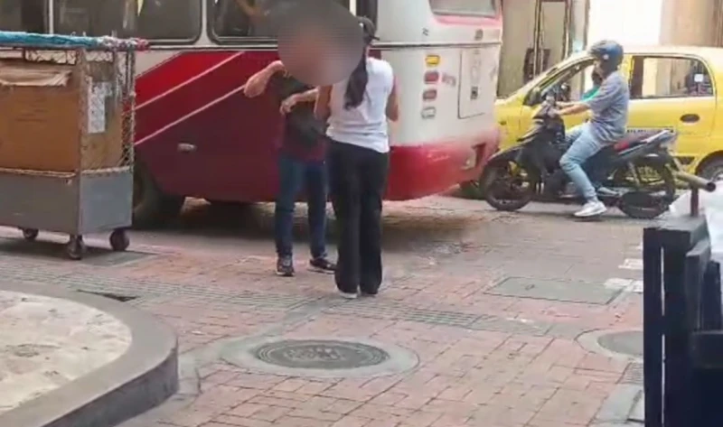 Cuando recibía dinero, cayó mujer señalada de extorsionar a 37 comerciantes en Bucaramanga