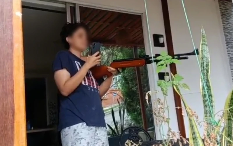 Mujer apuntó con un arma y les roció gas pimienta a trabajadores que podaban un árbol en San Gil