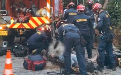 Rescatan a dos motociclistas que cayeron a un abismo en Floridablanca