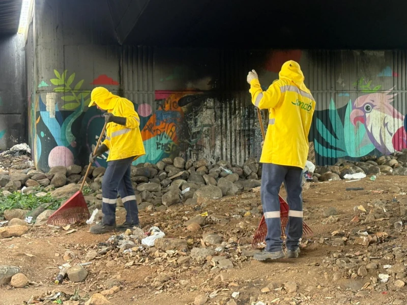 Retiran cinco toneladas de basura del intercambiador de la Puerta del Sol en Bucaramanga