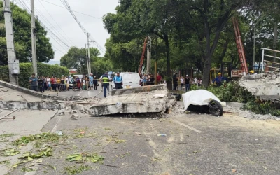 Un muerto y dos heridos dejó caída de puente peatonal en Girón tras impacto de una tractomula.