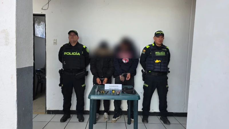 Pareja se dedicaba a abrir carros y robarle los computadores en Santander