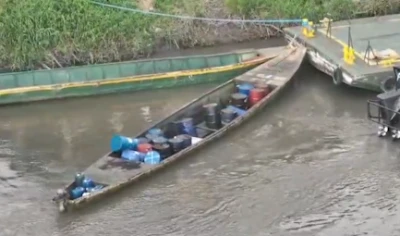 Interceptan canoa con más de 1.000 galones de combustible para abastecer a delincuentes en Santander