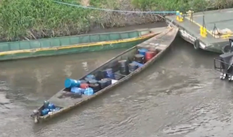 Interceptan canoa con más de 1.000 galones de combustible para abastecer a delincuentes en Santander