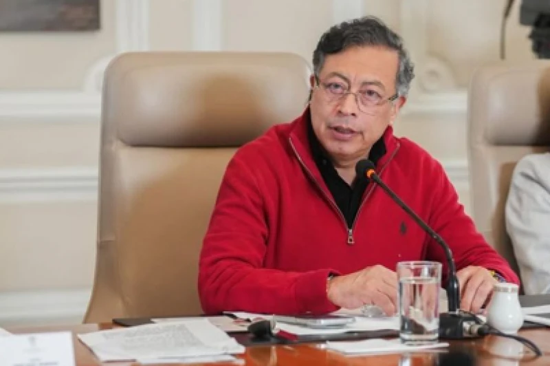 'A la Contraloría le faltan economistas': presidente Petro sale en defensa de MinHacienda por manejo de la deuda pública