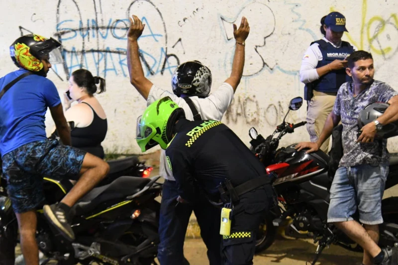 Caos y controles en Bucaramanga: más de 50 motos inmovilizadas en operativo nocturno