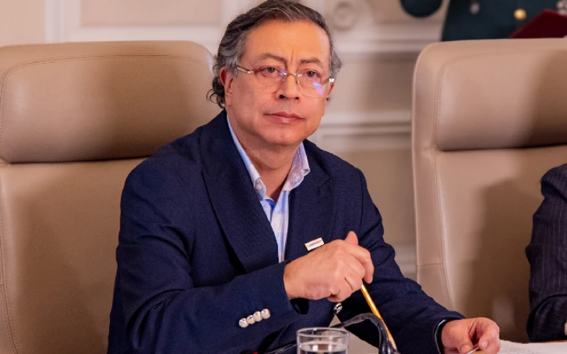 Presidente se retractó por llamar “muñecas de la mafia” a periodistas