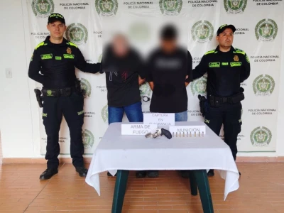 on un revólver calibre 38 oculto y munición, capturan a dos sujetos en la vía La Fortuna – Bucaramanga
