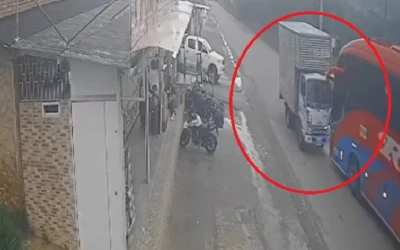 Video: Imprudencia de conductor de un bus causó la muerte de un hombre en Santander