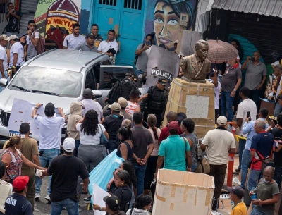 Abuchearon y sacaron corriendo a Álvaro Uribe de Segovia, Antioquia