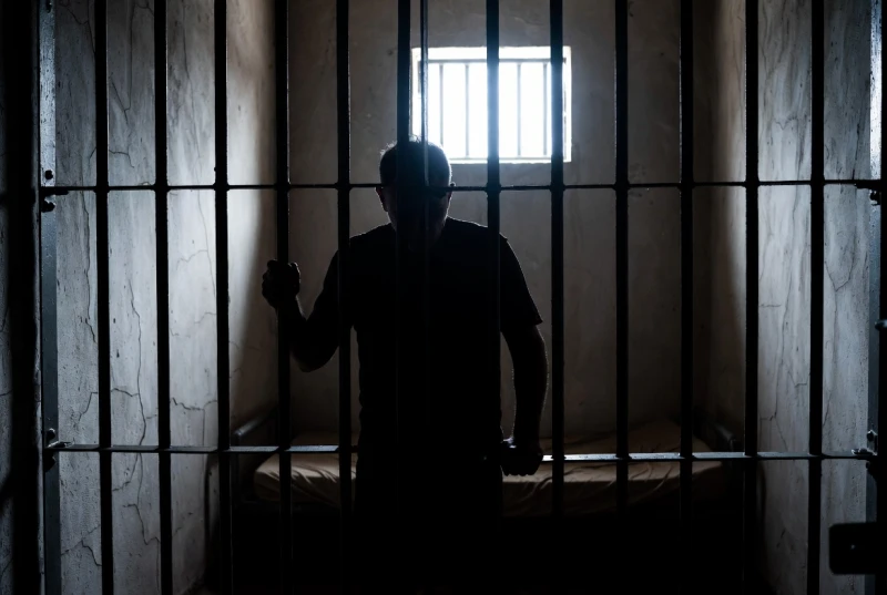 Lo condenaron a 19 años de prisión por abusar de sus dos hijas de 12 y 13 años