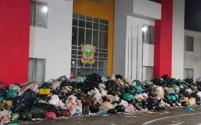 Habitantes de Rionegro, Santander, lanzaron la basura frente a la alcaldía