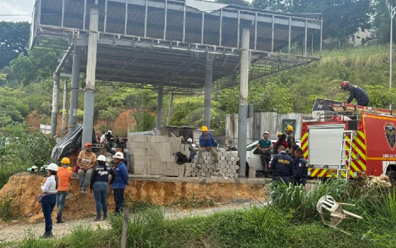 Cinco heridos, dos de ellos de gravedad, dejó colapso de edificación en Floridablanca