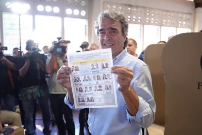 Con un millón de votos, Sergio Fajardo está reflexionando a quién apoyar en segunda vuelta