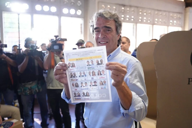 Con un millón de votos, Sergio Fajardo está reflexionando a quién apoyar en segunda vuelta