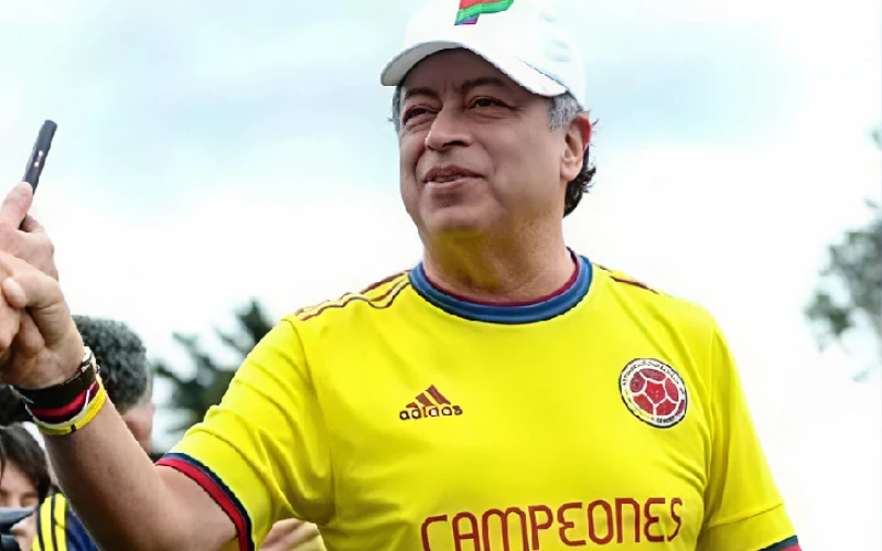 Las veces que Petro usó la camiseta de la Selección Colombia en su campaña presidencial