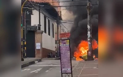 Conductor prefirió quemar su moto antes de que se la inmovilizaran en Piedecuesta